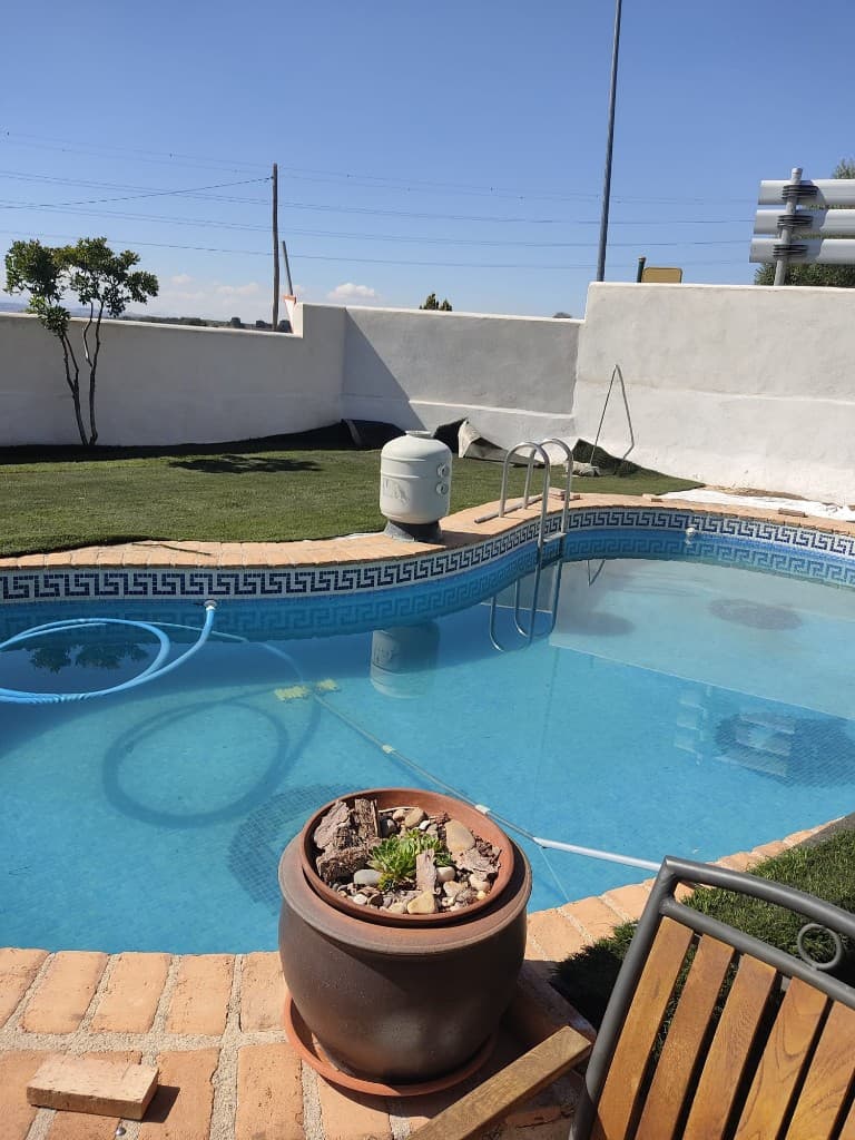 Piscina terminada en jardín